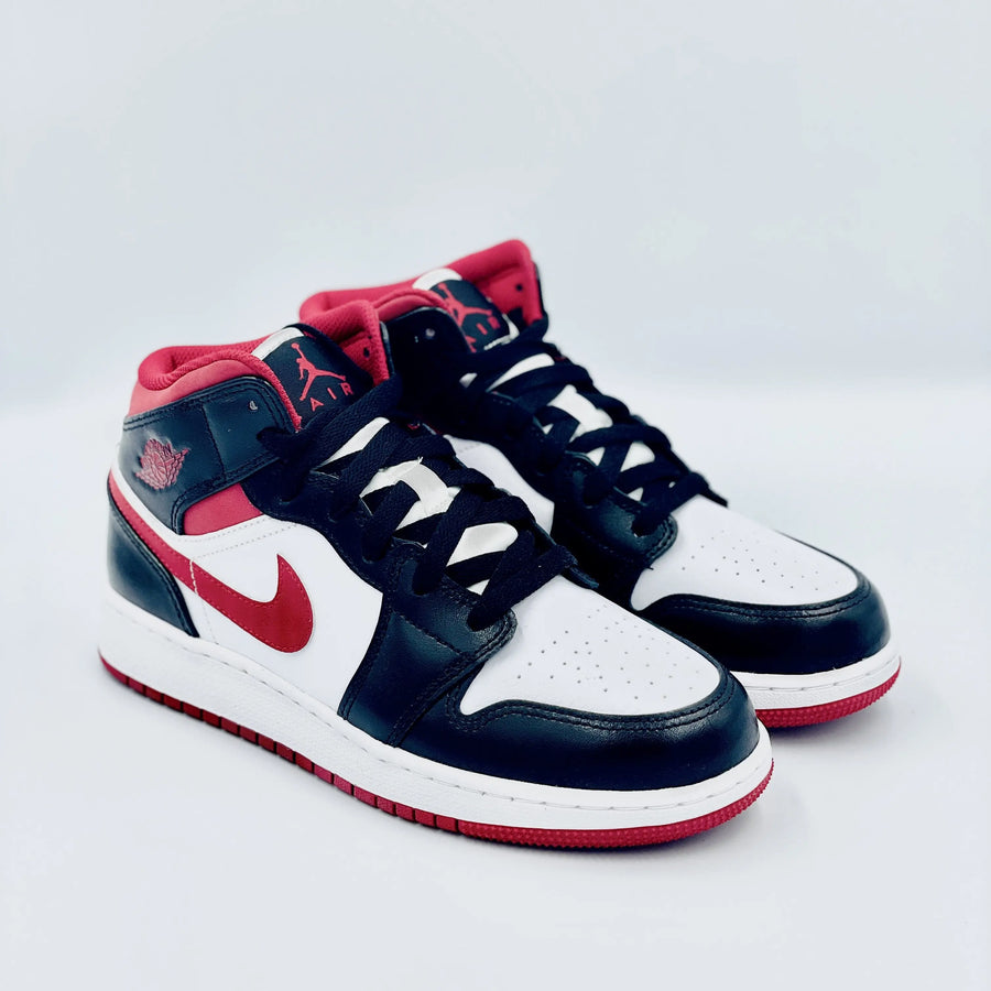 Shop the Air Jordan 1 Mid 'Gym Red' (GS) and discover the latest and hottest shoes from Air Jordan, Nike, Yeezy and more at SA Sneakers, your #1 online store for limited sneakers in Switzerland.