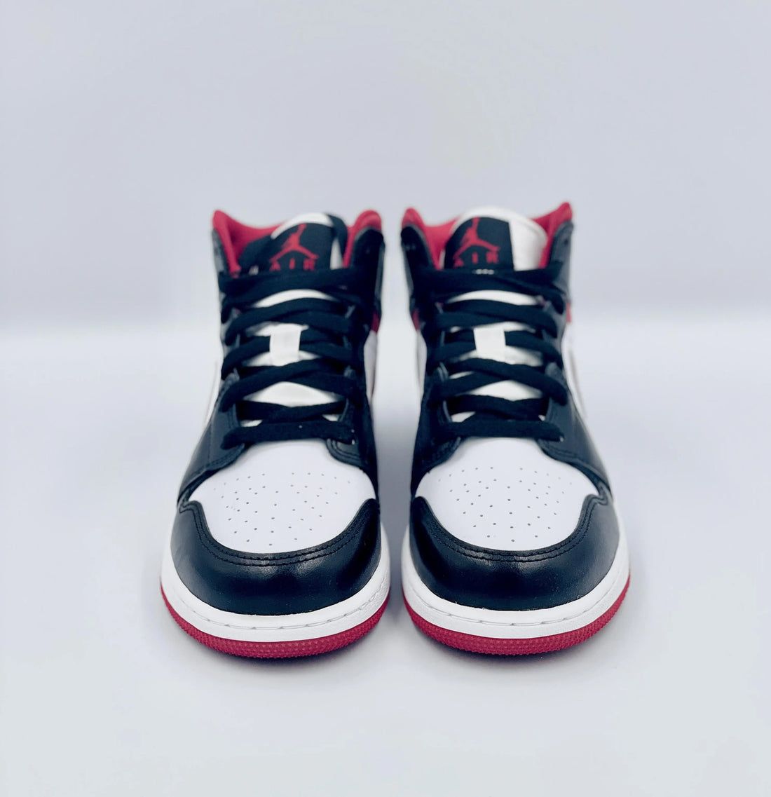 Shop the Air Jordan 1 Mid 'Gym Red' (GS) and discover the latest and hottest shoes from Air Jordan, Nike, Yeezy and more at SA Sneakers, your #1 online store for limited sneakers in Switzerland.