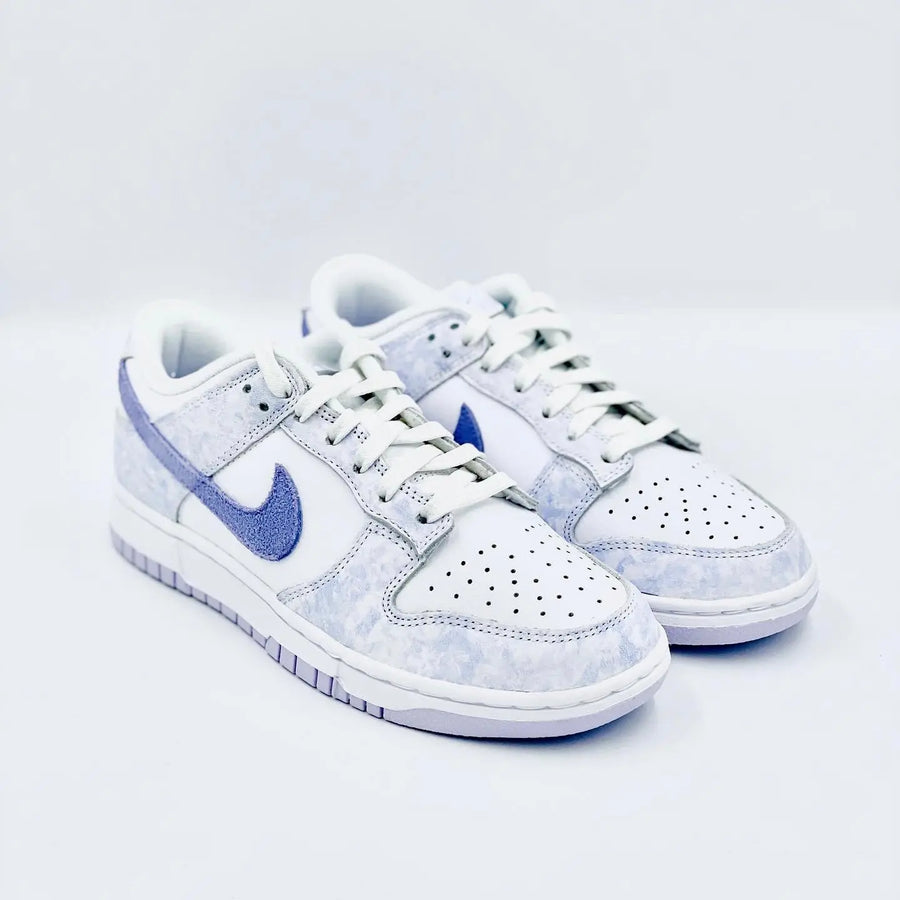 Shop the WMNS Nike Dunk Low 'Purple Pulse' and discover the latest and hottest shoes from Air Jordan, Nike, Yeezy and more at SA Sneakers, your #1 online store for limited sneakers in Switzerland.