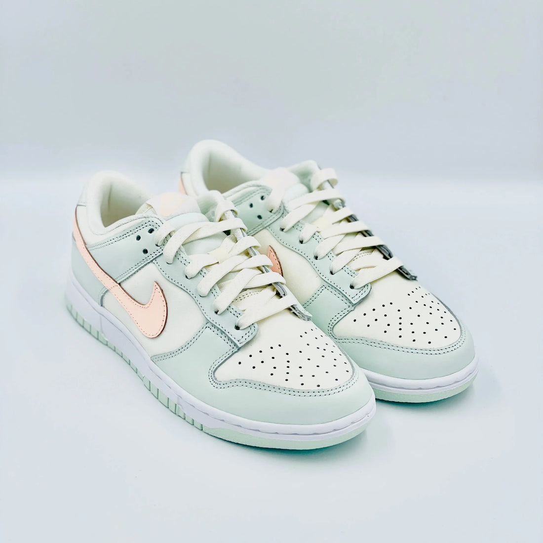 Shop the Nike Dunk Low 'Barely Green' (W) and discover the latest and hottest shoes from Air Jordan, Nike, Yeezy and more at SA Sneakers, your #1 online store for limited sneakers in Switzerland.